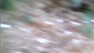 中年大叔和朋友老婆在小树林玩野战换妻旁边几个观摩者在不停笑