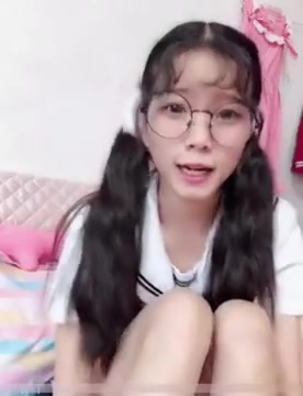 强烈推荐非常可爱漂亮的萝莉一深Z学生装在家用按摩棒自慰