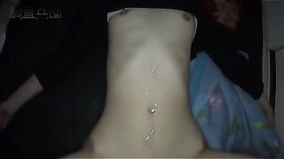 把漂亮大学生女网友骗到出租屋迷倒慢慢玩