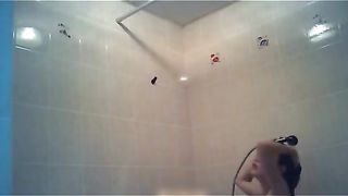 摄像头偷拍到的女友闺蜜卫生间沐浴洗澡颜值超高阴毛浓密性感