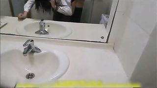 波哥盛世大厦和银行小白领在洗手间一边和王经理打电话一边开草