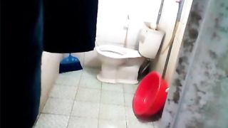 偷拍到的卫生间里身材不错的妹子洗澡噓噓毛毛浓密超诱惑