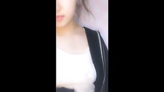 可爱大学生主播在寝室开直播乳房饱满挺又大BB用手刺激几下就出水有撸点