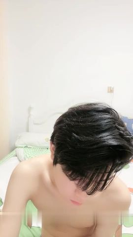 【真实搭讪送她回家】颜值控专属，超清纯脸蛋儿超美的学生妹，家中与帅男友颠鸾倒凤，丰满亮眼的前大灯