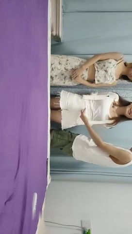 对白淫荡刺激的阴道按摩师双飞两个小骚逼，玩逼揉奶子享受两个骚逼口活，轮流爆草两个小骚货浪荡呻吟刺激