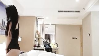 高颜值小妮子【迷人蔓】，逛完街吃完饭，回豪华套房，被土豪猥琐胖男狠狠修理，没有钱干不到的美女啊！ 