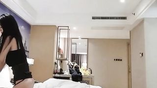 高颜值小妮子【迷人蔓】，逛完街吃完饭，回豪华套房，被土豪猥琐胖男狠狠修理，没有钱干不到的美女啊！ 