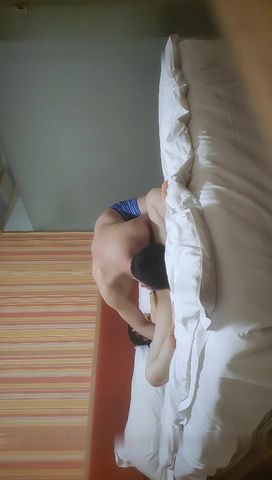 【探花兼职外围洗脚妹】，新人首场，设备清晰，兼职学生妹还很青涩，听话任意抠穴，啪啪干得好爽