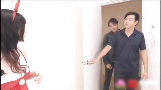 草榴&皇家华人联合出品国产AV佳作-催眠系列下命令泼辣婊妹服侍好友-沈娜娜