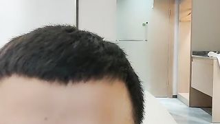 风骚美少妇和精壮大屌小伙在酒店开房干羞羞的事情，太饥渴了淫水把菊花和阴毛都打湿得一塌糊涂