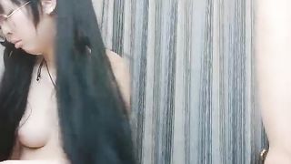 【69堂精品】双马尾白嫩美乳粉穴掰着腿拉着头发后入轮流操