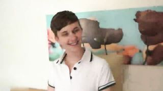 梅西韦斯特展示了她多毛的小穴