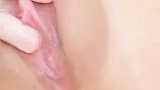 萌白酱 薄丝袜自拍 BB粉嫩得出水还使劲扣