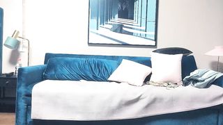 【69堂精品】清纯美女扒开内裤掏出奶子吸吮大屁股骑乘