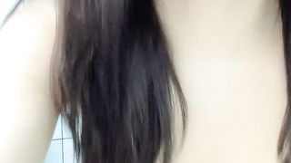 【69堂精品】清纯美妞湿身诱惑极品美乳马桶上假屌骑坐