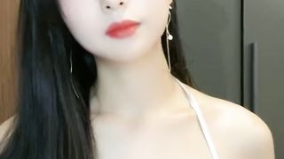 【69堂精品】御姐妹子黑丝袜按摩推油安慕希酸奶湿身