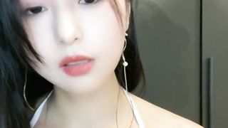 【69堂精品】御姐妹子黑丝袜按摩推油安慕希酸奶湿身