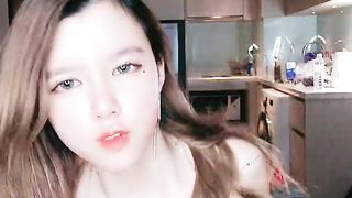 【69堂精品视频】宝宝饱满的美乳粉色乳头好难看见的女神