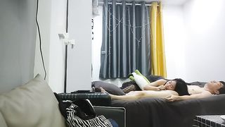 【69堂精品视频】小女友吹完头发慵懒躺在床上刷抖音男友还要干