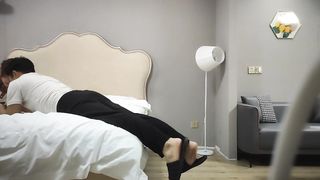 漂亮马尾小姐姐口活不错认真吸吮主动骑乘屁股猛坐