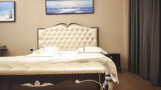 眼镜知性人妻黑丝大白腿荡妇相伴这1500花的真是值得