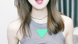 九头身美腿水蛇腰白丝高跟鞋搔首弄姿厕所掰穴尿尿