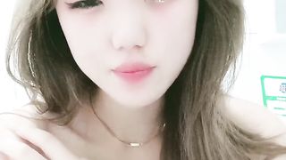 九头身美腿水蛇腰白丝高跟鞋搔首弄姿厕所掰穴尿尿