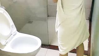 【69堂精品视频】刚破处不久嫩妹开房操逼抓着大屌舔弄生疏