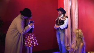 【69堂精品视频】金发女郎和黑发美女轮流骑着老板的大公鸡