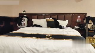 【69堂精品视频】驴友们晚上酒店打牌双飞啪啪真淫乱高潮