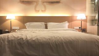 【69堂精品】男爵精品宝马女酒店约操上位抽插高潮