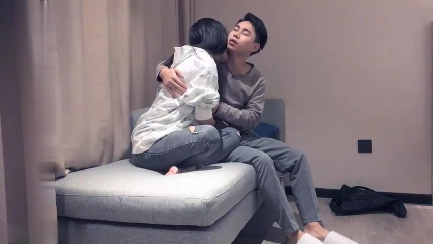 【69堂精品】约妹子在沙发啪啪蹲着口交上位骑坐后入抽插猛操