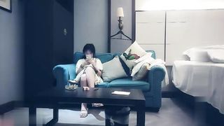 【69堂精品】赵总寻花一线天肥逼可爱妹子沙发上掰穴抽插