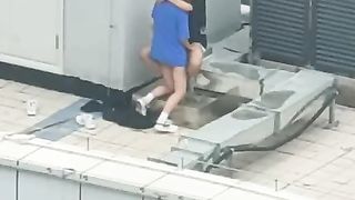 【69堂免费视频】天台门事件中学情侣翘课跑到商场天台啪啪解锁各种姿势围观吃瓜群众看得口干舌燥