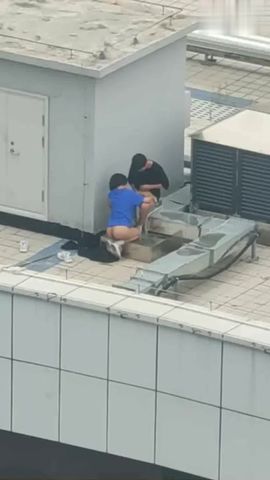 【69堂免费视频】天台门事件中学情侣翘课跑到商场天台啪啪解锁各种姿势围观吃瓜群众看得口干舌燥