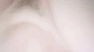 【69堂免费视频】黑丝骚妹子躺床上玩手机被小哥鸡巴塞进嘴里抽插