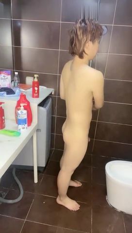 【69堂免费视频】颜值不错的小少妇伺候两大哥激情啪啪，嘴里含着冰块把两鸡巴一起塞嘴里舔，各种体位爆草蹂躏，浪叫呻吟不止