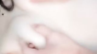 【69堂免费视频】激情上位套都没有带，各种体位抽插射在肚子上自慰逼逼