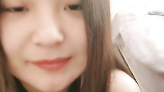 【69堂免费视频】这小母狗够骚的，全程露脸逼毛都刮了，大哥也是毛都没有，口交大鸡巴，掰着骚逼让大哥草，抠弄骚穴淫水直流