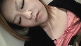 【69堂免费视频】这妹子制服底下穿了很多不同的东西，给叔叔带来了很多乐趣