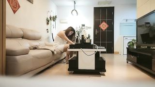 【69堂免费视频】实录在家偷情清纯护士系的处女学生妹子又把媳妇操了