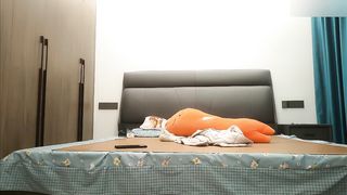 【69堂免费视频】工商银行副行长偷情下属老婆，家中啤酒助兴，无套内射