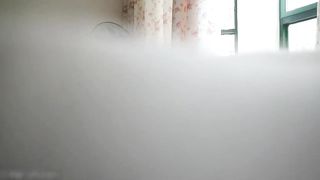 【69堂免费视频】精壮小伙和骚逼亲妈趁父亲不在，从厨房干到我是，直接无套内射，这是要给自己造出个弟儿啊