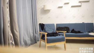 【69堂免费视频】偷情良家人妻，偷拍两部完整版，迫不及待在沙发上就开始搞了