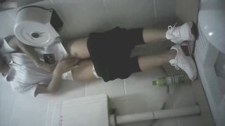 【69堂免费视频】原来女生跟男生一样，盘点女孩在卫生间里自慰被偷拍合集