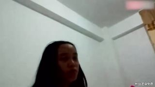 【69堂免费视频】去学妹家里玩不让拍，男生强制插入，操爽了随便拍了