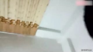 【69堂免费视频】去学妹家里玩不让拍，男生强制插入，操爽了随便拍了