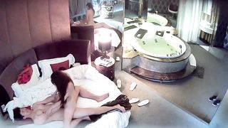 【69堂免费视频】情趣酒店豪华套房水滴摄像头监控偷拍，貌似很饥渴的一对