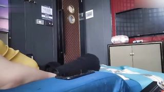 【69堂免费视频】正规按摩店忽悠人妻开房偷情，酒店扒光爆操，中途被发现偷拍，尴尬翻车