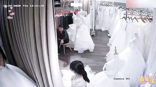 【69堂免费视频】婚纱店偷拍新娘伴娘试婚纱露出可爱奶子